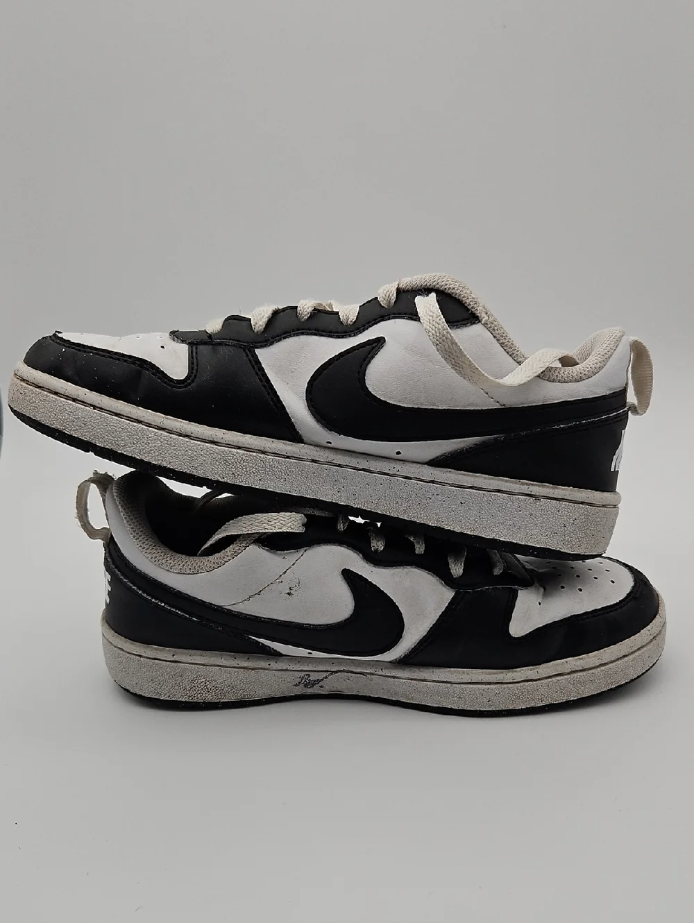 Nike Big Kids Black & White Low Sneakers sz 5.5Y Distressed, WELL WORN